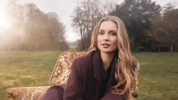 Зірка «Бріджертонів» наробила галасу в мережі, одягнувши лук від українського бренду: як вона виглядає