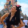 «Я дуже швидко стала дорослою»: Трінчер побувала в Діснейленді і згадала, як батько залишив їхню родину