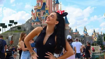 «Я дуже швидко стала дорослою»: Трінчер побувала в Діснейленді і згадала, як батько залишив їхню родину