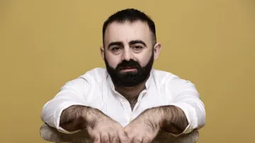 Несподіваний інцидент на гастролях: Арам Арзуманян впав у оркестрову яму та потрапив до лікарні