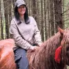 Даша Астаф’єва порибалила, покаталася на коні та сфотографувалася з коровами: модель побувала на Верховині