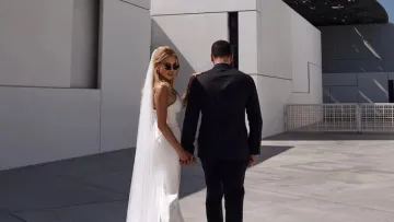 Наречений залишився таємницею: Кульбаба похвалилася новими фото з весілля, але без обличчя чоловіка