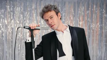 «Ретро атмосфера, романтичне піаніно та м’яка гітара»: Макс Барських випустив новий трек «Сльози»