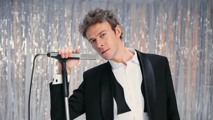 «Ретро атмосфера, романтичне піаніно та м’яка гітара»: Макс Барських випустив новий трек «Сльози»