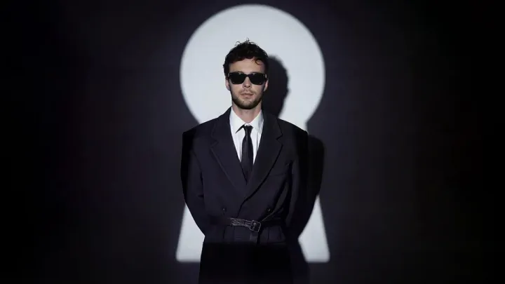 «Даруємо вам музичну листівку»: Макс Барських презентував відеокліп на пісню «Не складається»