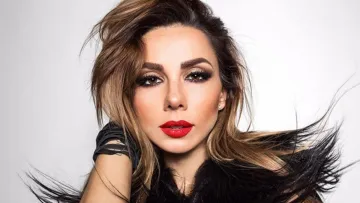 Не тільки косметика: Бажана показала, що у неї в сумочці – співачка носить воду, каву і навіть курятину