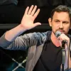 Валерій Харчишин здивував мережу фото у соняшниках: «Мамина квіточка чекає зустрічі»