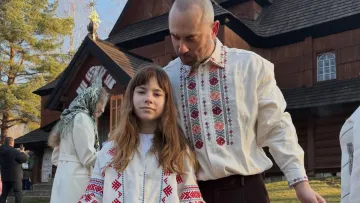 «Мира всім нам»: Бєдняков показав атмосферне Великоднє фото в національному вбранні з донькою