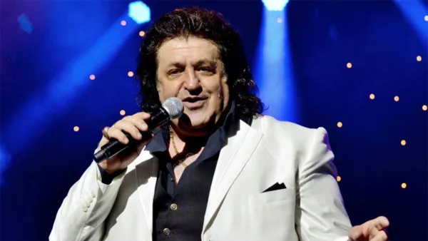 «На колінах у тата»: Іво Бобул показав архівне родинне фото часів свого дитинства – співак був блондином