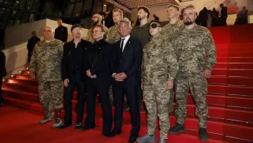 «Слава Україні» в Каннах: легендарний Боно вразив усіх присутніх на кінофестивалі своєю підтримкою ЗСУ