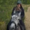 «Знайшла шматочок спокою»: співачка Віра Брежнєва осідлала жеребця «в яблуках» – відео