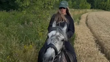 «Знайшла шматочок спокою»: співачка Віра Брежнєва осідлала жеребця «в яблуках» – відео
