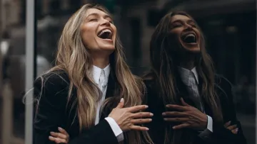 «Настрій: я»: Віра Брежнєва показала яскраві фото з Парижу в елегантному піджаку та брюках