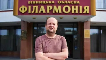 Лідер гурту ТІК Бронюк розповів, у якому одязі ходить у Вінницькій філармонії: це не фрак