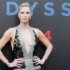 Від Givenchy до Lanvin: Шарліз Терон вразила гостей прем'єри «Одіссеї» у Пекіні ефектними вбраннями