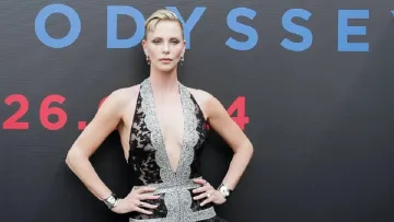 Від Givenchy до Lanvin: Шарліз Терон вразила гостей прем'єри «Одіссеї» у Пекіні ефектними вбраннями
