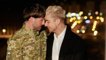 Парамедик ЗСУ освідчився Melovin: співак відповів «так» – фото палкого поцілунку чоловіків на Майдані