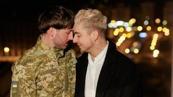 Парамедик ЗСУ освідчився Melovin: співак відповів «так» – фото палкого поцілунку чоловіків на Майдані
