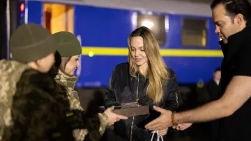 Зірка гурту Pink Floyd шокував заявою про візит Анджеліни Джолі в Україну: «Абсолютно темна‎»