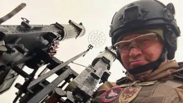 «Краще пізніше ніж ніколи!»: Джеджула з автоматом долучився до привітань захисників та захисниць України