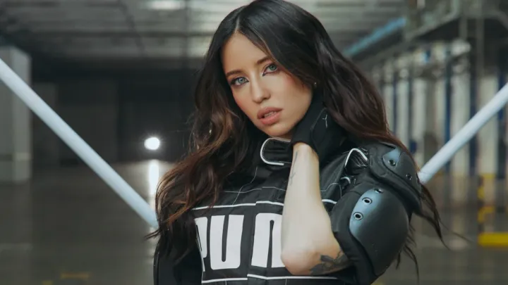 З екскаватором та фрагментами гопака: DOROFEEVA випустила англомовну пісню і кліп «FEEL THE HEAT»