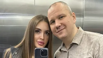 Дружина депутата від «Слуги народу‎» має шикарний набір прикрас і годинників: ось скільки вони коштують