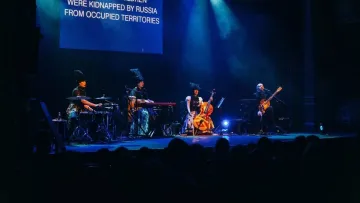 Пісня відомого українського гурту стала саундтреком серіалу від творця «Пуститися берега‎»: як вона звучить