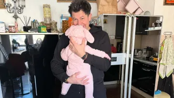 «За зимою прийде весна»: Джеджула показав, як вдягає свою маленьку доньку під час відключення тепла