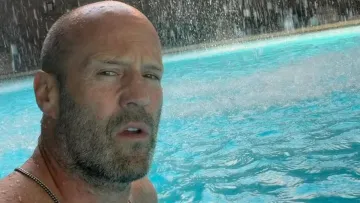 Суворий навіть у басейні: як Джейсон Стейтем із сином та донькою відпочиває в Туреччині