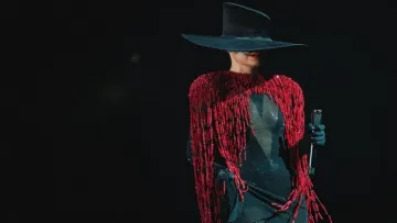 Klavdia Petrivna більше не приховує обличчя: зірка заспівала на «Танцях з зірками» – як вона виглядає