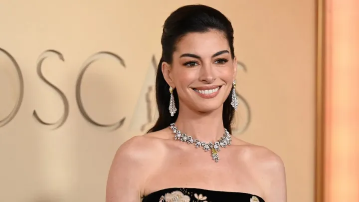 Прикраси від Bvlgari та сукня від українського бренду: як Енн Гетевей підкорювала червону доріжку