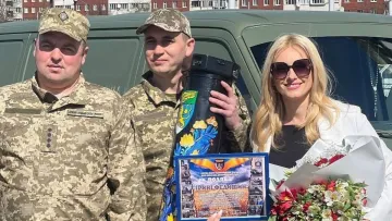 «Тепер автографи залишаю на автівках»: Федишин продовжила допомагати ЗСУ і показала нову зустріч з захисниками