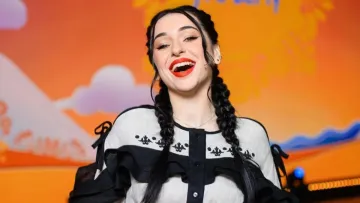 «А я маю про що розказати»: FIЇNKA поділилася архівними фото зі шкільних років