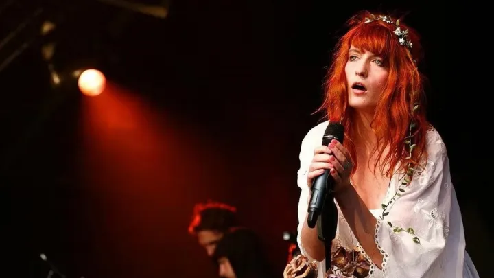 Зіркова співачка здивувала щирим вчинком до фанатки, у якої забрали український прапор: що зробила артистка