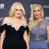 Актриса Ребел Вілсон з'явилася на світському заході з дружиною Рамоною Агрумою: вражаючий образ з декольте