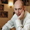«Путінський лизоблюд»: Гордон виклав своє фото у светрі з серпом і молотом зі скандальним російським співаком