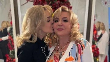 Гросу замилувала мережу фото з мамою у вінках: як виглядає матір зірки естради