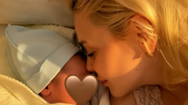 Аліна Гросу вперше стала мамою: співачка народила сина (відео)