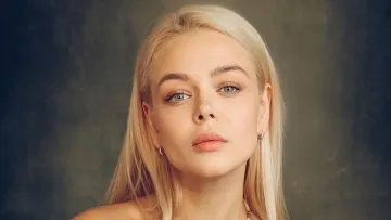 Гросу замилувала мережу фото з мамою у вінках: як виглядає матір зірки естради