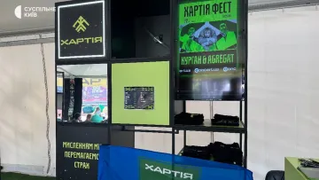 Музичний фестиваль «Хартія Фест» в Києві не зупинили дрони: виступи артистів тривають в укритті – відео