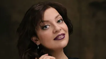 «Життя, в яке неможливо повернутися»: Холоденко показала себе зі шматком сала 22 роки тому