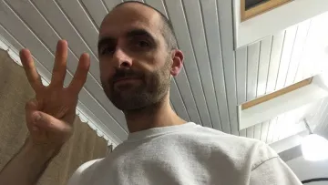 Автора хітів «Ренебе» та «Сексуальна» VovaZiLvova пограбували в Італії: дружина співака розповіла деталі
