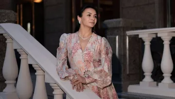 «Рідко я дозволяю собі вдягати сукні»: Ілона Гвоздьова у квітковому міні показала себе з несподіваного боку