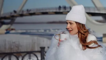 Денисенко зробила чуттєві світлини з лебедями: фото зіркової акторки