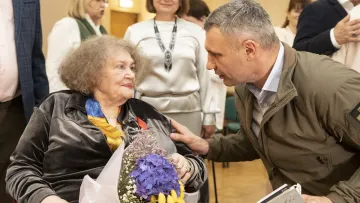 «Захоплююся вашою силою духу‎»: Віталій Кличко звернувся до Ліни Костенко у її 96-й день народження