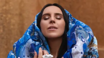 «Ти можеш вийти з дому, але дім ніколи не йде з тебе»: Джамала показала атмосферні фото з азійської країни