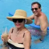 «Один із найспекотніших липнів»: 93-річна Джоан Коллінз вразила стилем на відпочинку в Сен-Тропе