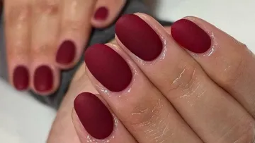 Забудьте про класику: модний хіт сезону – манікюр кольору журавлини