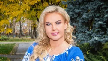 201 троянда і таємний чоловік: Камалія заінтригувала фото зі своїм залицяльником