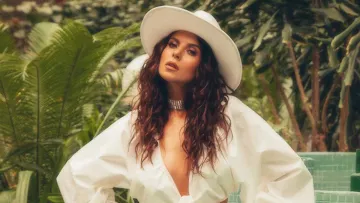 Каменських приголомшила мережу: пікантне селфі у відвертому чорному купальнику